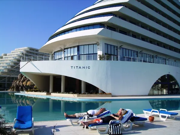 Hotel Titanic - TRAVELLING TO SUCCESS